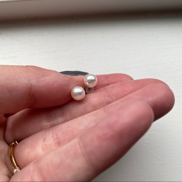 ⚪️Classic small pearl stud earrings - Picture 6 of 6